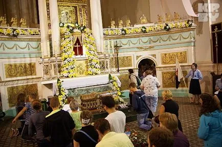 Miért a katolikus templomok hívek ülő és álló, az ortodox