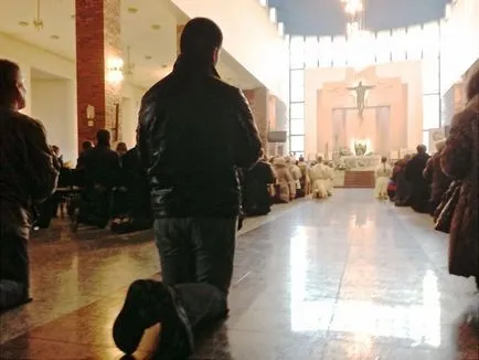 Miért a katolikus templomok hívek ülő és álló, az ortodox