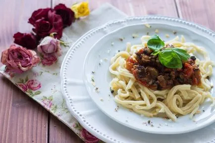 Sauce padlizsán, bazsalikom és a paradicsom recept fényképpel (vélemény)