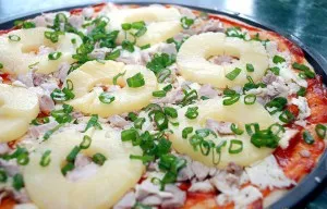 Recept hawaii pizza, ananász és a csirke fotókkal