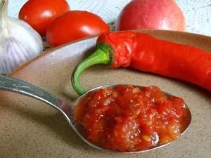 Rețete adzhika brută în timpul iernii, Ajica brut de tomate și piper, usturoi brut Ajica