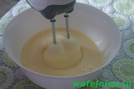Рецепта за домашно приготвени гофрети сладкарски триъгълници в старата гофрети желязо