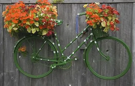 Vechi de biciclete într-un design peisaj care pot fi făcute din bicicleta vechi