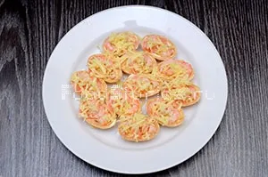 Tartlets с скариди и сирене