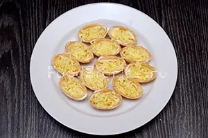 Tartlets rákkal és a sajt