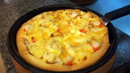 pizza delicioasă cu bastoane de crab