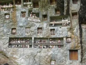 Зловещи погребални ритуали на племето Toraja