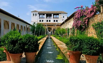 Alhambra din Granada, unde există grădini, istorie, fotografii și recenzii