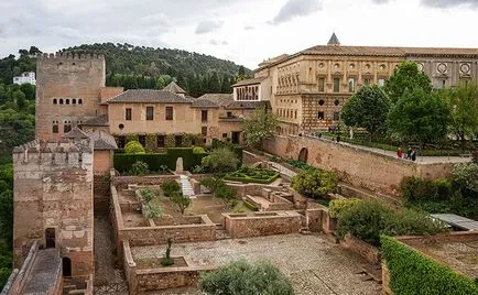 Alhambra в Гранада, където има градини, история, снимки и коментари