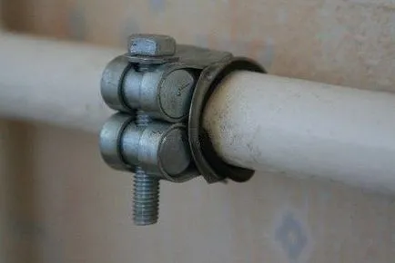 Какво трябва да направя, ако тръбата се влива в банята или тоалетната канализационен колектор, Инструкции за инсталация за неговото