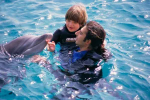 Терапията с делфини за деца с аутизъм възстановяване