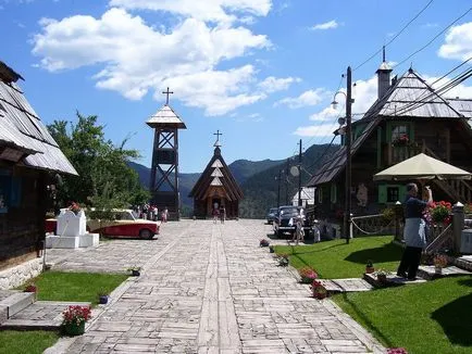 A falu Kusturica „Drvengrad” nedves hegyén