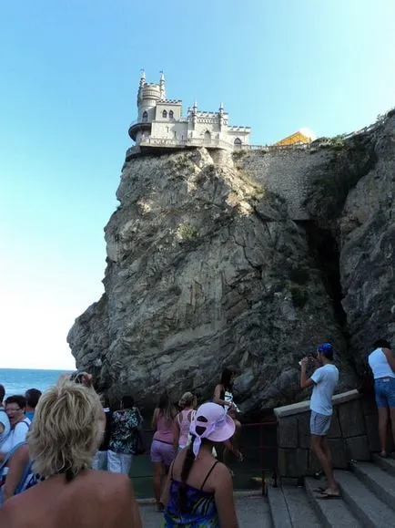 гнездо Фото лястовица в Крим, където има история на замъка на един адрес, на пътешествие в света на природата
