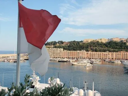 Pavilion și stema Franței, steaguri ale orașului, pe Riviera franceză la Monaco, Nisa, Cannes, Saint-Tropez