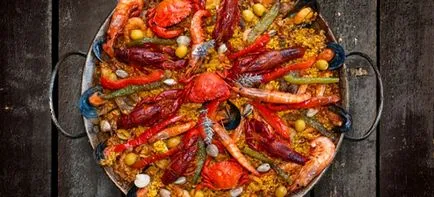Spanyol paella csirkével, rákkal és kagylóval - főzés receptek és a választás a rizs és fűszerek