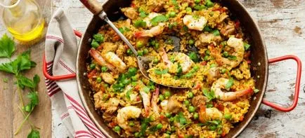 Spanyol paella csirkével, rákkal és kagylóval - főzés receptek és a választás a rizs és fűszerek