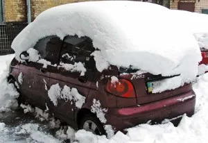 Hogyan kell helyesen tisztítani az autót a hó