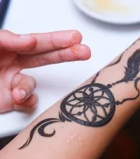 Cum să aibă grijă de tatuaje henna pe care ea a avut loc pe corpul atâta timp cât posibil