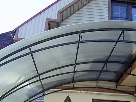 Visor от поликарбонат на верандата на вида на жилищата и предимствата на избора на материали и монтаж