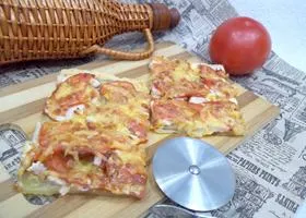 Pizza zöldségekkel és kolbásszal, hogyan kell főzni