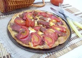 Pizza zöldségekkel és kolbásszal, hogyan kell főzni