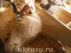 szarvas fejét (gímszarvas), fából készült natúrkürtre