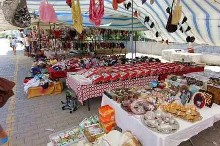 Пазарът в Кемер, Турция, ezhenelny дрехи и храни на пазара на картата на Кемер и села, снимки