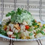 Tészta saláta és paradicsom csirke recept egy fotó