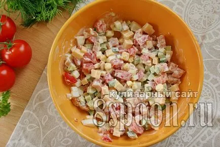 Salata cu carne de pui afumat reteta „mozaic“, cu o fotografie