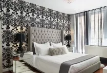 Dormitoare în design alb-negru, cu o fotografie a interiorului, tonuri de mobilier cu accente luminoase, stil și căști