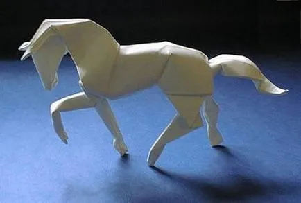 Създаване на кон от хартия с помощта на различни техники