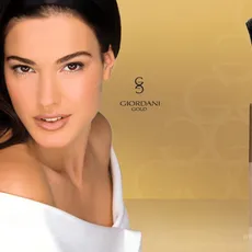 pudrei pulbere ultra-subțire într-un caz perie Adaptive Oriflame oriflame Giordani aur