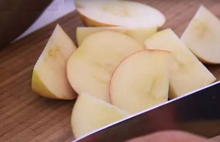 Az almalé a téli otthon egy facsaró és sokovarku egyszerű recept alma