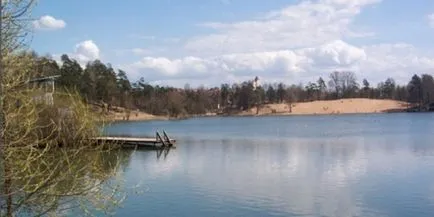 lac nenumit, sat roșu