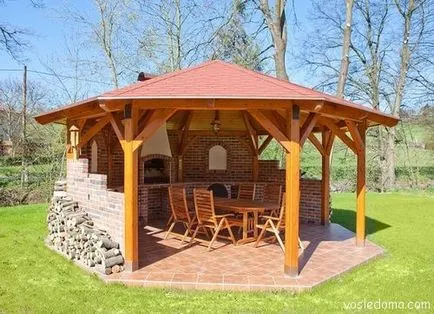 Gazebo cu un grătar în apropierea casei