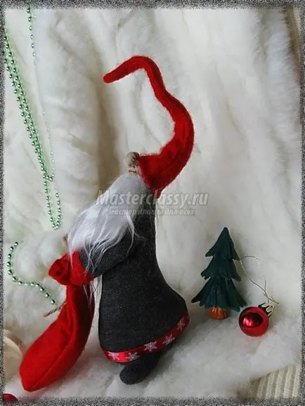 Дядо Коледа със собствените си ръце, с една торба с подаръци цех