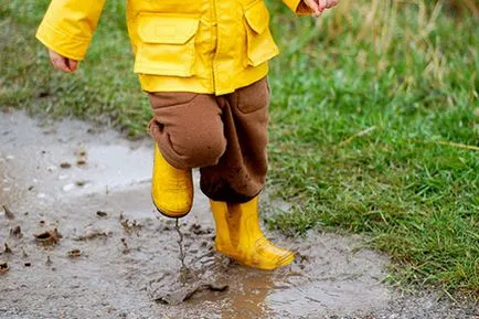 Fie că mersul pe jos, cu un copil în ploaie