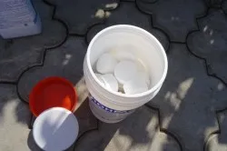 Cum pentru a curăța și dezinfecta apa din piscina în țară cu propriile lor mâini (video)