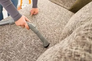 Как да се чисти тапицерия диван у дома от 3 стъпки