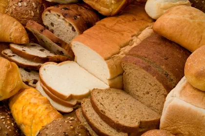 Hogyan eszik kenyeret, harapás fogak vagy az ujjak leszorítják
