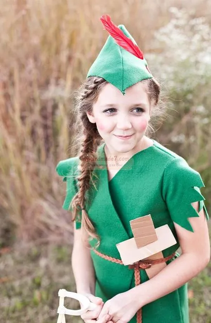 Costum Peter Pan cu mâinile lor