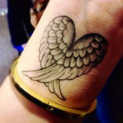 Wings tatuaj pe brațul care se potrivește tuturor