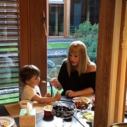 Maxim Galkin el este prezentat ca Alla Pugacheva feed-uri pe fiul lor Harry în Jurmala, bârfă