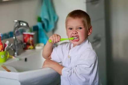 Cât de periculos nu spălați pe dinți înainte de a merge la culcare