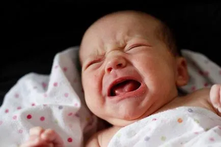 Újszülött borzongás álmában, izomrángás és rázva baba sír, hogy miért
