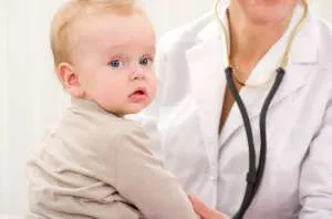 Rekedt hangon csecsemők okai, tünetei és biztonságos kezelése a betegség - „minden részletet”