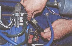 Ellenőrzés és cseréje egy bütyök helyzet érzékelő 406 A gépjármű ZMZ gáz Volga 31105