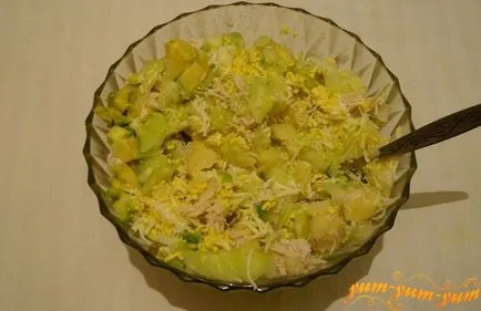 Salata de rețetă cu avocado, carne de pui și castraveți proaspeți