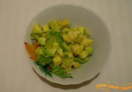 Salata de rețetă cu avocado, carne de pui și castraveți proaspeți