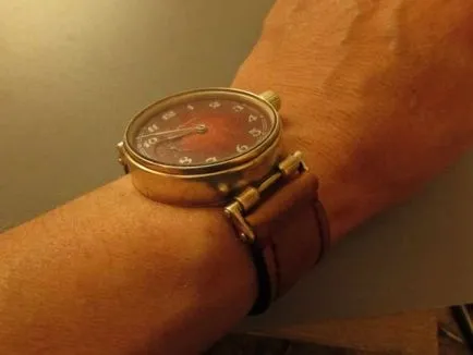 Сребърен часовник с ръцете си